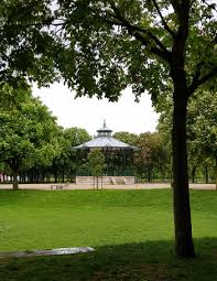 Les Jards A Chalons En Champagne Sont Composes De 3 Jardins On Y Trouve Le Petit Jard Le Grand Jard Et Le Jard Anglais Avec Images Chalons En Champagne Champagne Jardins