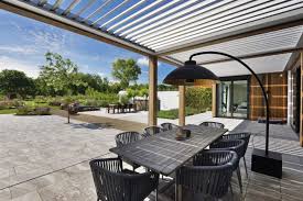 terras met overkapping en staande lamp lamp terras overkapping tuin garden buitendecoraties tuin wandlamp terras