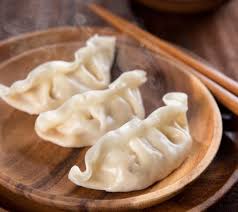 Wenn der ganze dumpling ringsherum gerafft ist, alles nach oben überstehende noch einmal. Dumplings Foodwiki Lieferando De