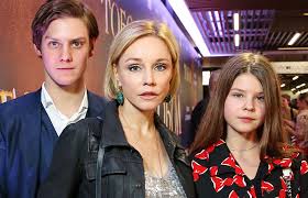 Зудина едва не разрыдалась после вопросов о табакове. Marina Zudina Darya Moroz Svetlana Nemolyaeva I Drugie Na Premere Filma Tobol Spletnik