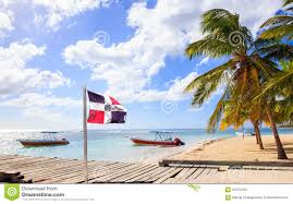 Una guía personalizada donde se le informara de lo que puede ver, que hacer, donde ir y que visitar, en las distintas provincias y playas de la república dominicana. Playa Del Caribe Y Bandera De La Republica Dominicana Fotos Libres De Derechos Y Gratuitas De Dreamstime