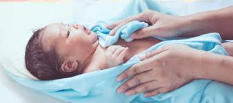 It's a good idea to give a baby a bath at the end of the day. How To Bathe Your Newborn For The First Time Pampers