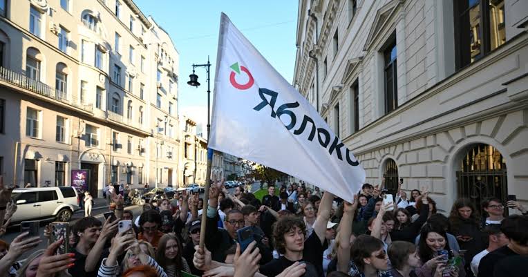 Supporters and activists gathered outside the Russian Supreme Court following the verdict against the Yabloko party.
