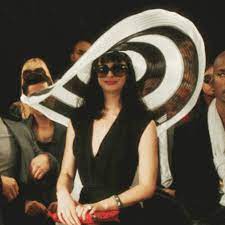Which Of Course Also Means Finding The Largest Hat Possible To Block Out The Summer Sun Pale People Krysten Ritter Tv Characters Outfits