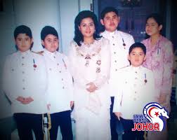 Sultan iskandar (known as mahmood iskandar until 1981) was the third and eldest surviving son of sultan ismail ibni sultan ibrahim by sultanah aminah binti ungku ahmad, and was born on at 11:30 am. Facebook
