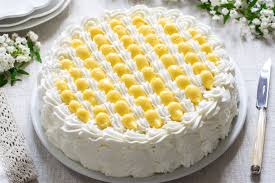 A questo punto aggiungere alcuni riccioli di crema pasticciera al centro della torta se é circolare, oppure ai quattro angoli se è di forma rettangolare. Torta Chantilly Classica Lucake