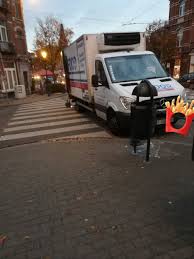 Le Chauffeur De Cette Camionnette De Chez Ozfood A Reinvente L Arret Pour Livraison Badparking Idiotparking Etterbeek Bruxelles