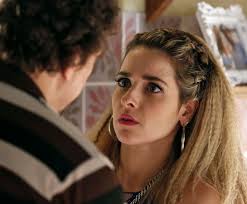 Tina fica chocada com ultimato de amante