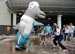 Dallas Cowboys Fan Nathaniel Robinson Right Has A Dance Off With A Large Inflatable Miami Dolphins Sun Life Stadium Dallas Cowboys Fans Dallas Morning News