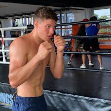 Seine schwester amelie gehört zu den großen hoffnungen im deutschen. Hirnmatsch Boxer Simon Uberfordert Let S Dance Schon Promiflash De