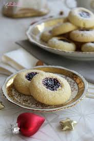 Engelsaugen Husarenkrapfen Bei Diesem Keksrezept Ist Allein Der Name Schon Wunderbar Lautmalerisch Engel Engelsaugen Weihnachtsbackerei Essen Und Trinken