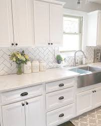 Best 100 White Kitchen Cabinets Decor Ideas For Farmhouse Style Design 67 Kitchen Cabinets Decor Kitchen Backsplash Designs Kitchen Cabinets Makeover