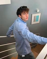 Bach Buquen, la star di TikTok che sta normalizzando il make-up per uomini  - Whoopsee