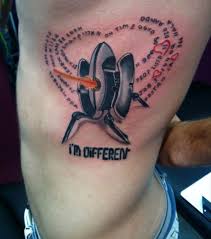 Often, tattoos placed near the bone or nerve areas such as the knee and spine will cause severe pain. Ehrfurchtig Geek Tattoos 40 Der Besten Nerd Tattoos Aller Zeiten