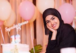 Her birthday, what she did before fame, her family life, fun trivia facts, popularity rankings, and more. Actress Elfira Loy S Cafe Slammed Online For Poor Service Tasteless Food Showbiz Malay Mail