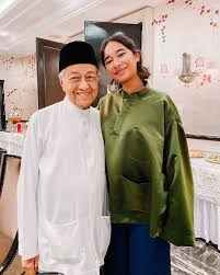 Perdana menteri sebanyak dua kali itu berkata, antara calon tersebut adalah menteri perdagangan antarabangsa dan industri, datuk seri azmin. Mukhriz S Daughter Says She S Deeply Ashamed Of Her Actions And Will Do Better