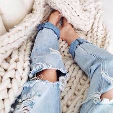 Rvanye Dzhinsy Nogi Vyazanoe Odeyalo Belyj Divan Style Fashion Chunky Knit Throw Blanket