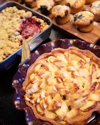 Fastandfood On Instagram Ce N Est Plus Un Petit Dejeuner Mais Un Brunch Avec Tarte Aux Pommes Crumble Aux Fruits Rouges World Street Food Street Food Food