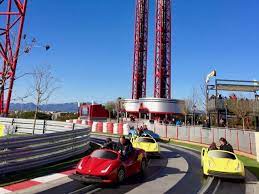 Pequeña muestra de automóviles históricos y de competición. Atracciones De Ferrari Land La Guia Completa Con Alturas Minimas