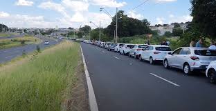 Enquanto isso, um de seus filhos, o deputado federal eduardo bolsonaro, estava entre os manifestantes, usando máscara no queixo e tirando fotos com muitos. Motoristas De App Depredam Casa Em Bauru Sp Apos Suposto Golpe Noticias R7 Sao Paulo
