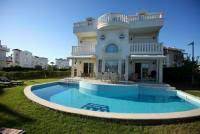 Finden sie ihre passende wohnung zum thema: Angebot Noble Villa Mit Privat Pool Garten Zur Miete