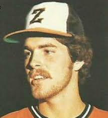 📌 #PerfilAguilucho Mikey Scott (P) Jugó 5 temporadas con el equipo, es 1ro  en juegos completos (20), 4to en victorias (29), 8vo en ponches propinados  (216), 3ro en efectividad (2.80) Ganó los