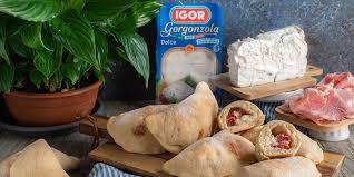 10 ricette da gustare all'aria aperta! Ricetta Mini Calzoni Con Gorgonzola Dolce E Prosciutto Cotto