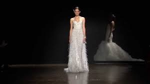 Der amerikanische brautmodenhersteller lazaro hat es in amerika vorgemacht, jessica biel war unter den stars die zuerst kritisch beäugte trendsetterin und spätestens nach der berühmten. Die Neuen Brautkleider Spring 2014 Runway Shows Lazaro Hochzeitsblog I Brautsalat