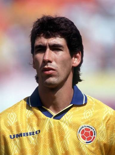 Un día como hoy, pero de 1967, nació en Medellín Andrés Escobar Saldarriaga, el eterno ‘Caballero del fútbol’, símbolo de respeto y grandeza con #AtléticoNacional y la #SelecciónColombia. 🇨🇴⚽, ¡Feliz ...