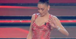 Nata a roma da padre italiano e madre francese creola originaria della guadalupa, a. Elodie Enchants In Sanremo But Do You Know How Much The Jewels She Showed Off Cost The Price Is Staggering Curler Ruetir