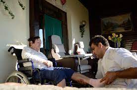 Nu a putut intra în casă pentru că uşa era blocată. Ce Sa Facem Cu Batrinii Ramasi Acasa Servicii Romanesti In Uniunea Europeana