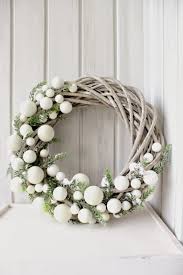 Couronne De Noel 101 Idees A Faire Soi Meme A La Maison En 2020 Deco Noel Guirlande Noel Couronne Noel