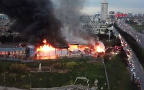 İstanbul bağcılar'da bulunan i̇stoç ticaret merkezi'ndeki bir iş yerinde yangın çıktı. Istanbul Istoc Ta Korkutan Yangin Internet Haber