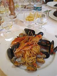 Ajouter alors les fruits de mer décongelés et baisser le feu. Civezza Spaghetti Allo Scoglio Spaghetti Aux Fruits De Mer Gastronomie Ligurie Italie Routard Com