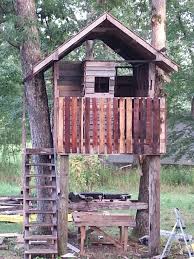 We often see pallet chicken coops but not so often rabbits houses! Tree House Made Out Of Pallets Everything Except The Outer Floor Frame The Front Posts And The Plywood Covering Tree House Pallet Tree Houses Tree House Kids