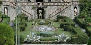 Le jardin à l'italienne (giardino all'italiana) naît sur les collines qui bordent l'arno, dans la région de florence, au début de la renaissance italienne, inspiré des jardins romains (en) et napolitains et synthétisant leurs nouvelles manières. Jardin Italien Creer Un Jardin Classique A L Italienne Avec Un Plan