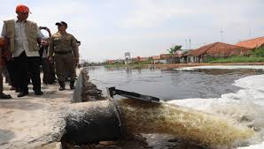 Ganjar pranowo mengajak petugas masuk ke rumah tersebut, tetapi gagal karena pintu terkunci. Antisipasi Banjir Ganjar Pranowo Cek 3 Rumah Pompa Di Kota Pekalongan Bagian 1