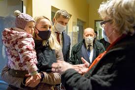 Jego życie związane jest z rzeszowem. Bezdomne Zwierzeta W Kampanii Wyborczej Marcin Warchol Odwiedzil Kundelka Foto