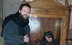 Pe strazile din jurul catedralei ar putea fi montate ecrane pe care se va. Un Preot Ortodox ConsiderÄƒ Vizita Papei Francisc In Romania O Blasfemie News Romania