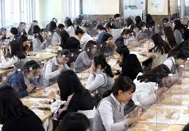 Gerbang yang berada di istana gyeongbok, korea selatan. Kebimbangan Covid 19 Berkurangan Korea Selatan Buka Semula Sekolah Utusan Borneo Online