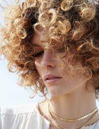 Elle porte une frange très droite au niveau des sourcils. Epingle Sur Coiffures Courtes