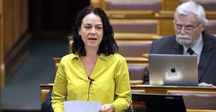 Tímea szabó je maďarská novinářka a politička, poslankyně zemského shromáždění, v letech 2010 až 2013 místopředsedkyně parlamentní politické frakce hnutí politika může být jiná , od roku 2013 spolupředsedkyně zeleného hnutí dialog za maďarsko.1 Szabo Timea Miniszterelnok Ur On Alkalmatlan Gonosz Es Eletveszelyes Magyar Hang A Tulelo Magazin