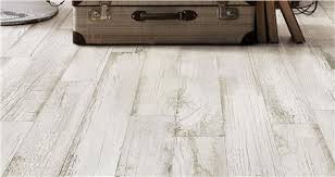 Le piastrelle in gres porcellanato possono riprodurre fedelmente le colorazioni e le gradazioni del marmo. Gres Porcellanato Effetto Legno Bianco