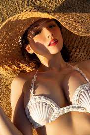 篠崎愛、来年カレンダーは“バラエティHコスプレ”「ちょっと恥ずかしい衣装も…」先行カット解禁 | ORICON NEWS