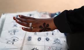 Because henna tattoos are temporary you can get them and expect them to fade very quickly, unlike a regular tattoo! Nubian Henna Tattoos Attract Local Foreign Tourists In Upper Egypt S Aswan Village Global Times