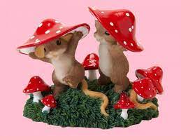 Adorable Charming Tails Mice And Mushrooms Figurine This Is So Cute With The Mice And Their Red Capped Hats Charming Tails Mice Stuffed Mushrooms Clay Mouse
