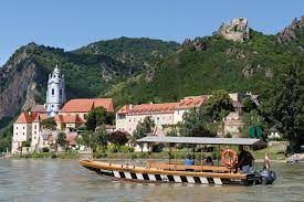 Leaving wine growing village rossatz the way leads between natural danube wetland „pritzenau and fruit gardens to a wonderful sandy beach at the danube. Fahre Durnstein Rossatz