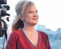 Mia este o violoncelista talentata in varsta de 17 ani cu o familie iubitoare si un prieten minunat adam. Ada Solomon Primul ProducÄtor Roman In Cursa News Ro