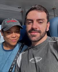 Chegando em 2025 com a mesma pessoa de 2018… Chegando em 2025 com a pessoa  que eu escolhi amar e construir uma família. A pessoa que mais me irrita e  mais me