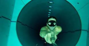 Ce plongeur en apnée s'amuse dans la piscine la plus profonde du monde. Apnee Pelizzari Dans La Piscine La Plus Profonde Du Monde Le Point